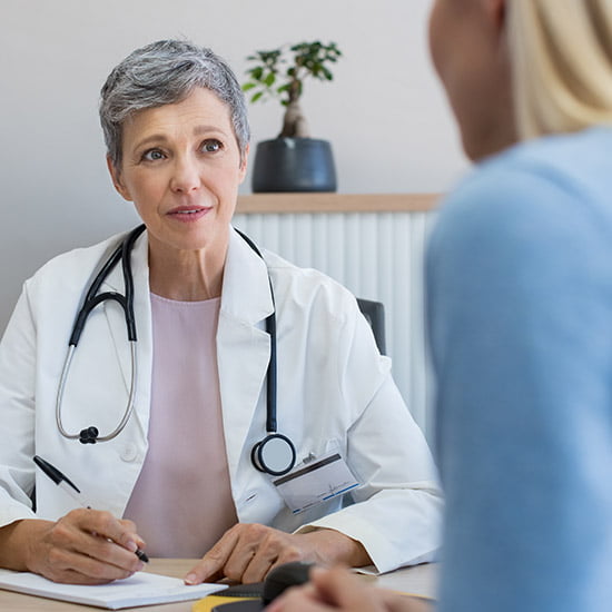 Ärztin berät Patientin Ärztin berät Patientin