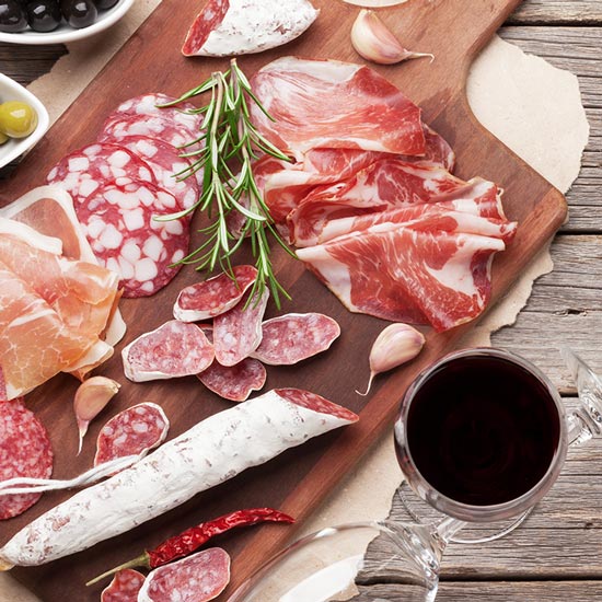 Lebensmittel, die häufig Probleme bei Histaminintoleranz verursachen Wurstplatte und Wein