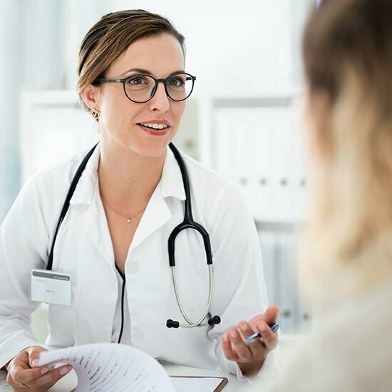 Eine Ärztin kann zu viel Eisen diagnostizieren. Ärztin