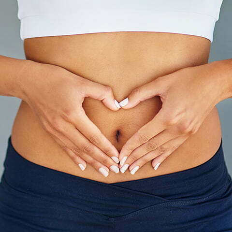 Verdauungsenzyme sind für eine normale Verdauung wichtig Hand vor Bauch formen ein Herz