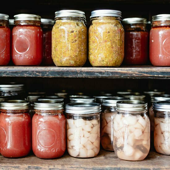 Fermentieren erhöht die Haltbarkeit Einmachgläser mit fermentierten Lebensmitteln