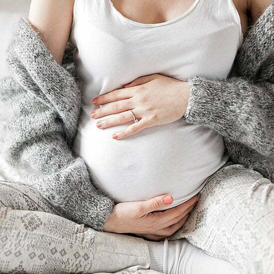 Folsäure ist elementar während der Schwangerschaft Schwangere Frau hält Ihren Babybauch