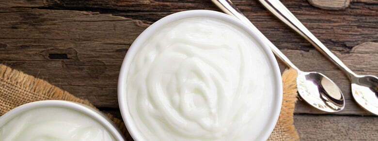 Auch Joghurt wird durch Fermentation hergestellt. Joghurt von oben