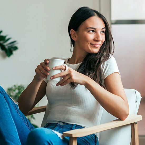 Kaffee hat einen Einfluss auf die Eisenaufnahme Frau trinkt Kaffee