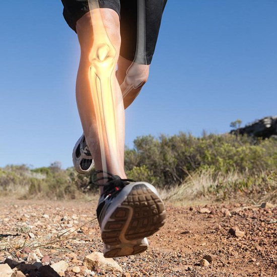 Magnesium und Calcium für den Erhalt der Knochen Mann läuft Crossroads
