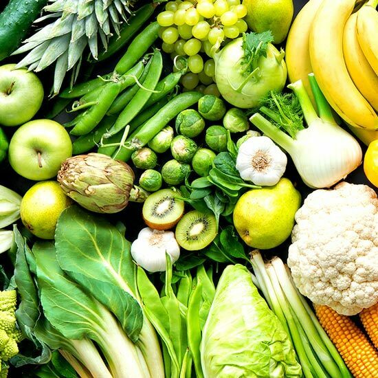 Früchte und Gemüse mit Magnesium Verschiedene Früchte und grünes Gemüse