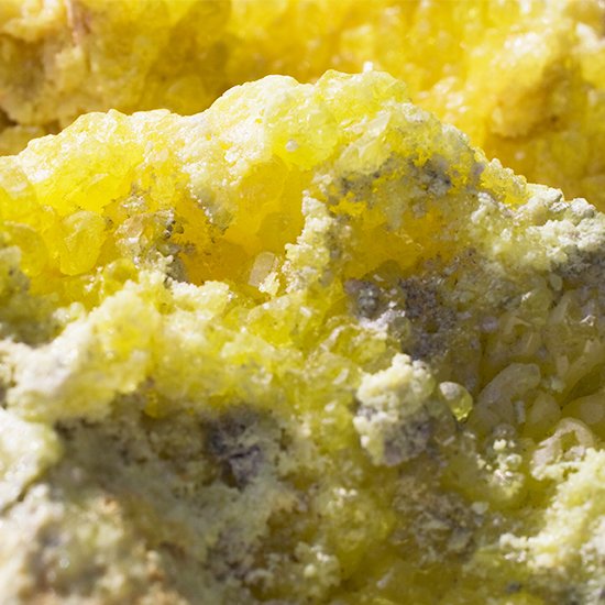 Schwefel sieht als Gestein oft leicht gelblich aus Gelbliches Gestein mit Schwefel