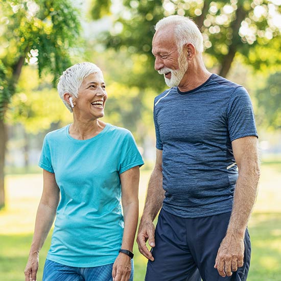 Selen für das Immunsystem 2 ältere Menschen joggen