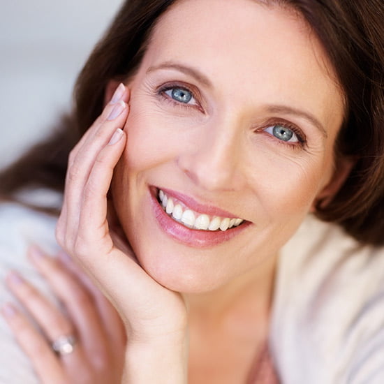 Vitamin E in Hautpflege Eine glückliche Frau