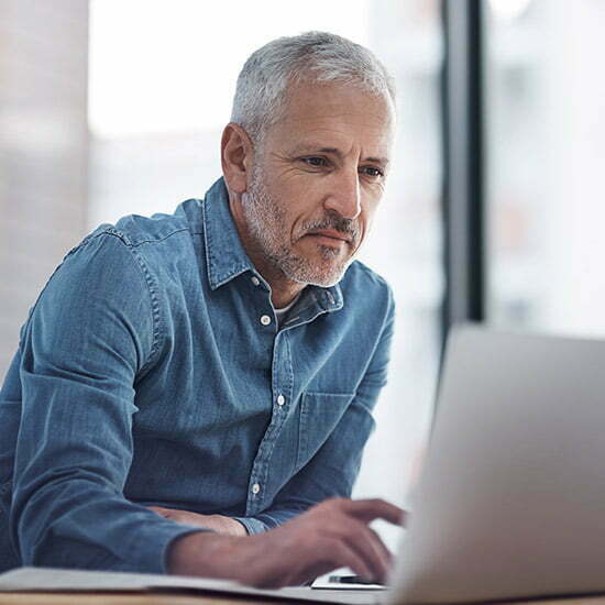 Zink für die Sehkraft Mann schaut in Computer