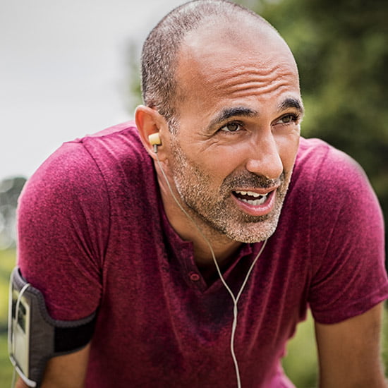 Bei körperlicher Anstrengung Mann ist vom Training angestrengt