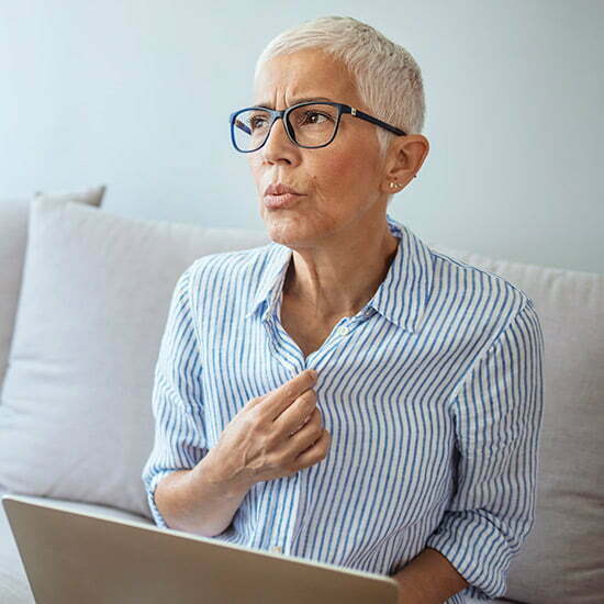 Frau mit Hitzewallungen in der Menopause Frau mit Hitzewallungen in der Menopause