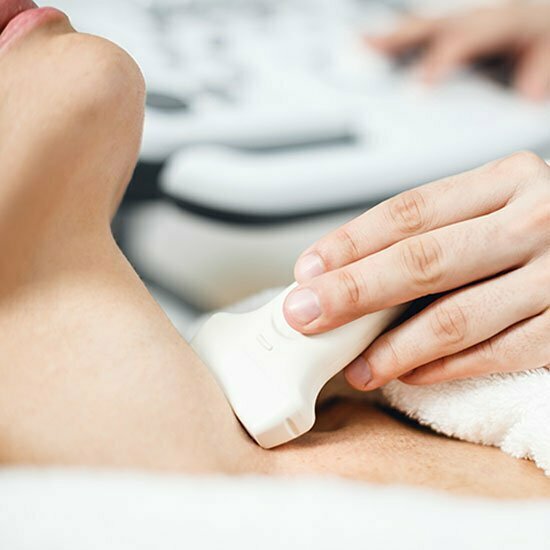 Vitamin B6 hilft auch bei der Regulierung von Schilddrüsenhormonen Frau bei einer Ultraschalluntersuchung der Schilddrüse