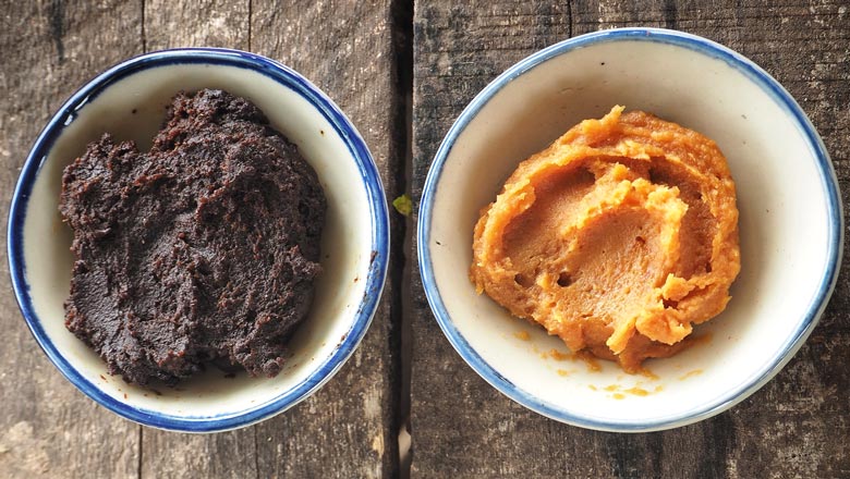 Miso kann nach Farbe unterschieden werden Zwei Schalen mit Miso von oben hell und dunkel