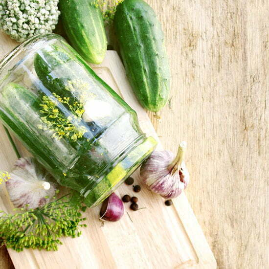 Ein luftdichtes Einmachglas ist elementar. Einmachglas und Gemüse, Gewürze, Knoblauch