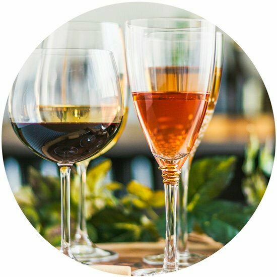 Alkohol schadet der Leber Gläser mit Alkohol