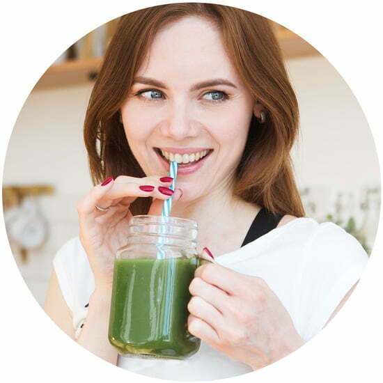 Chlorella und Spirulina sind perfekt für Detox Smoothies Frau trinkt grünen Detox Smoothie