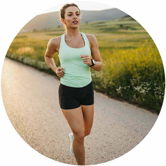 Bewegung wie Joggen zum Leber entgiften Frau beim Joggen während einer Detox-Kur
