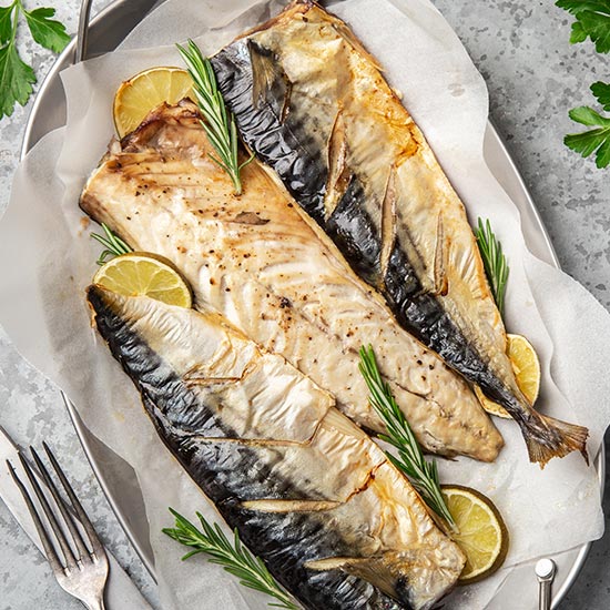 Omega 3 steckt va. in Fisch Gebratene Makrele