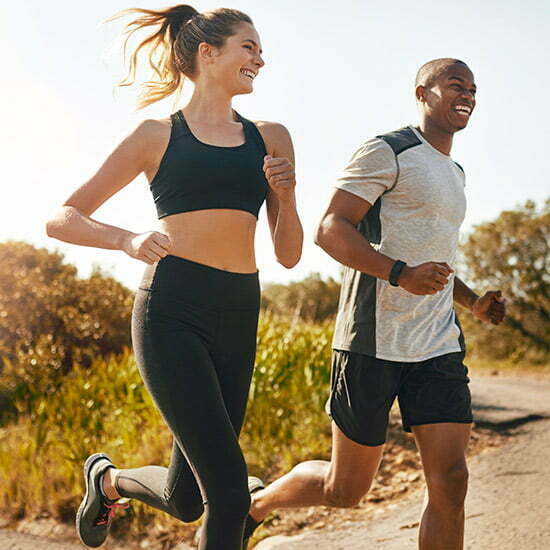 Omega 3 ist wichtig für Sportler Junge Frau und junger Mann joggen