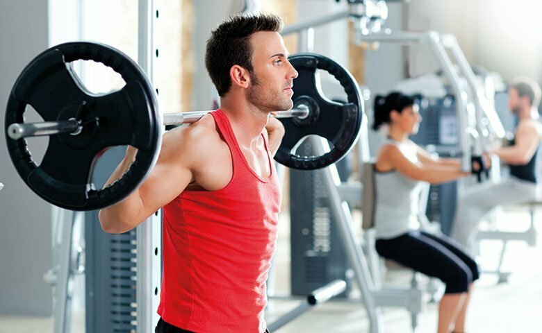 Hanfprotein für den effektiven Muskelaufbau Mann hebt Hantel