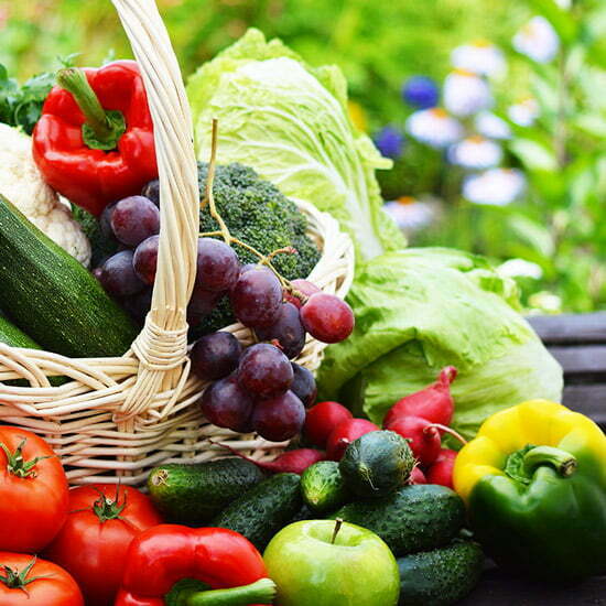 Vitamin C steckt in Obst und Gemüse Früchte und Gemüse in Korb