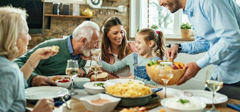 Salz fehlt bei keiner Mahlzeit - doch wann ist es zuviel? Eine Familie beim Essen