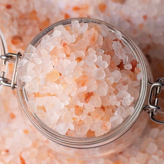 Himalaya-Salz Himalaya-Salz in einem Glas