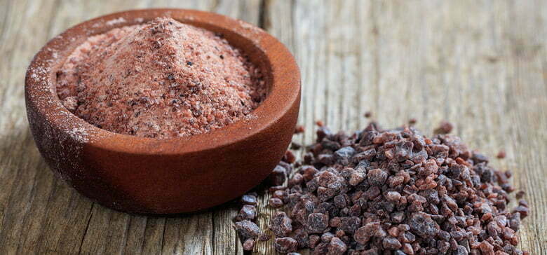Kala Namak (Schwarzsalz) Eine Schale mit Kala Namak (Schwarzsalz)