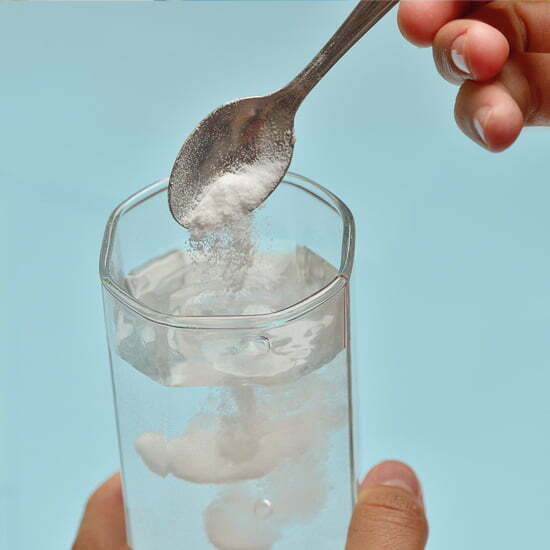 Sole-Wasser ist beliebt Ein Glas Solewasser