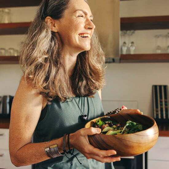 Ernährung kann Einfluss auf die Haargesundheit haben Frau isst eine Bowl