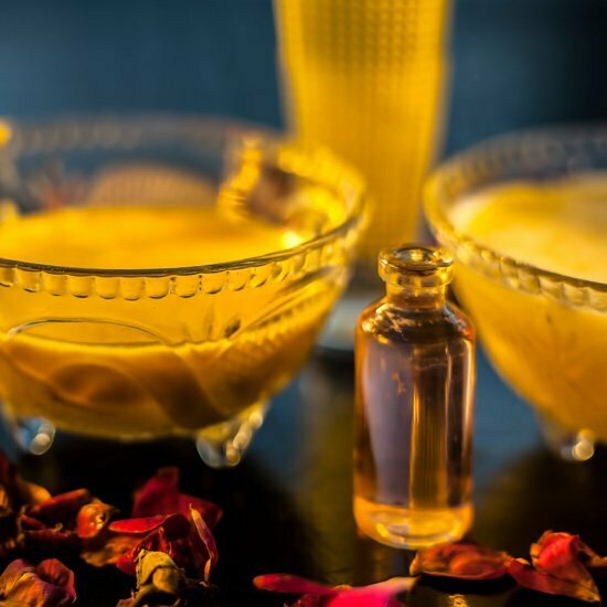 Ghee ist bekannt aus der ayurvedischen Küche Ayurvedische Gefässe