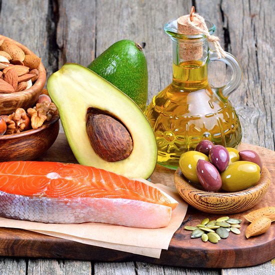 Gesunde Fette braucht unser Körper Avocado, Lachs, Oliven, Nüsse. Öl