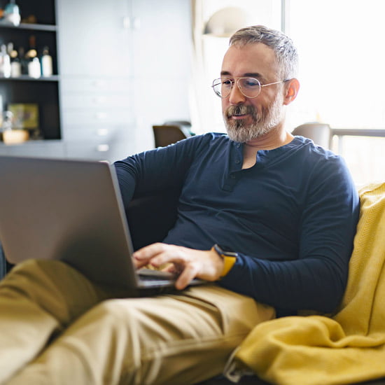Stress ist hinderlich beim nachhaltig Abnehmen Mann sitzt auf Couch