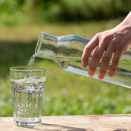 Viel Wasser trinken hilft beim nachhaltig abnehmen Wasserkaraffe