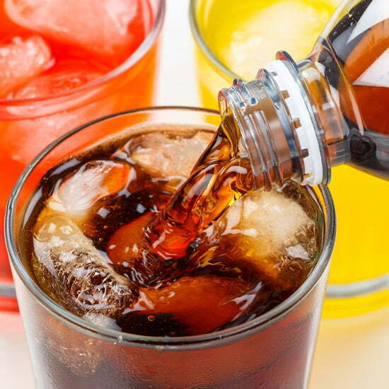 Softdrinks helfen nicht beim Abnehmen Softdrink mit Eis in Glas