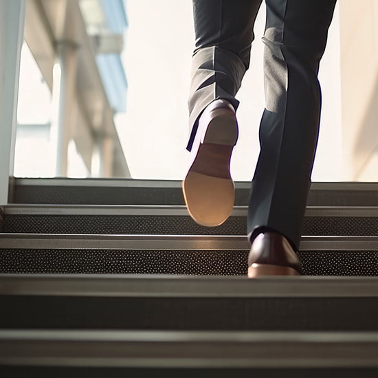 Bewegen Sie sich jeden Tag Mann geht Treppe hinauf