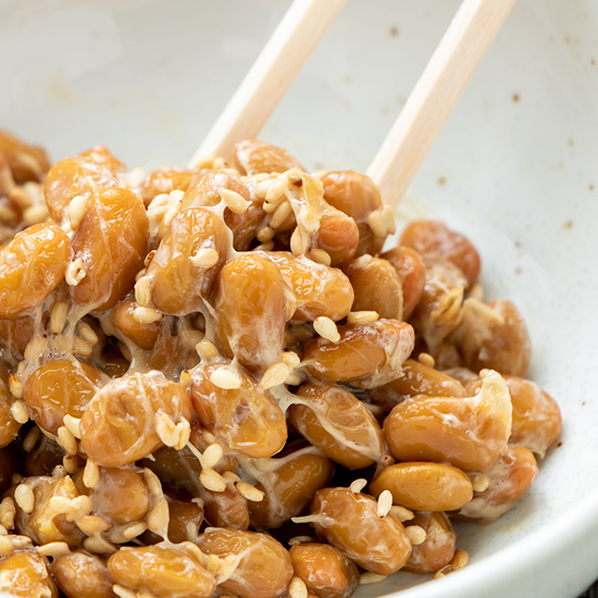 Fermentierte Natto-Sojabohnen mit Stäbchen