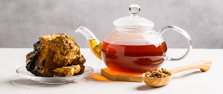 Zwei Tassen Chaga-Tee und Chaga-Stücke