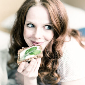 06_Bild_Person-beim-Essen-einer-kohlenhydratreichen-Mahlzeit