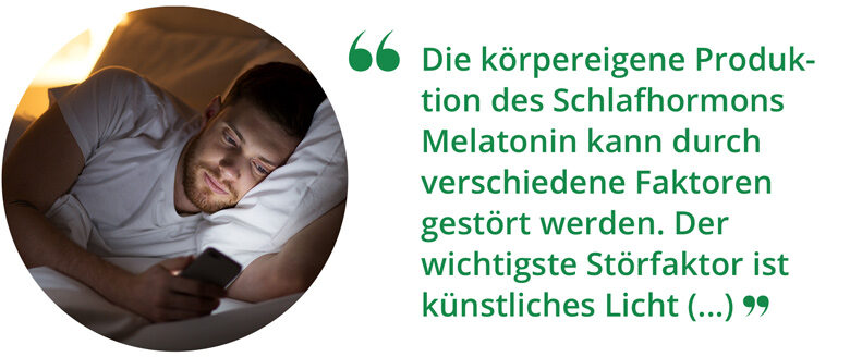 Mann benutzt im Bett das Smartphone