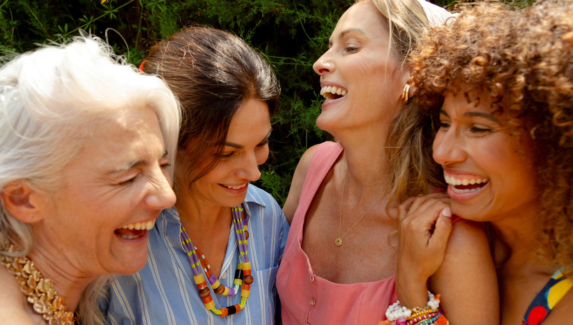 Frauen verschiedener Generationen gemeinsam im Freien