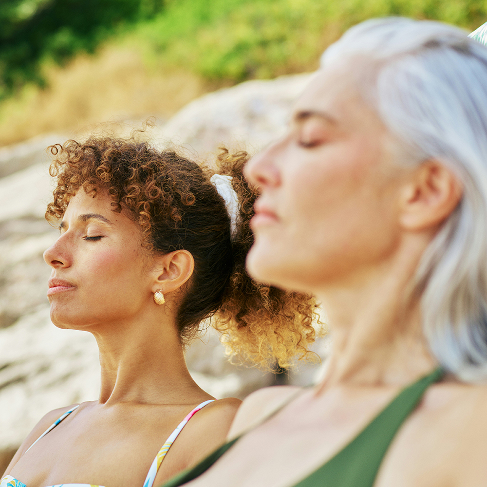 Frauen unterschiedlicher Generationen gemeinsam in der Natur